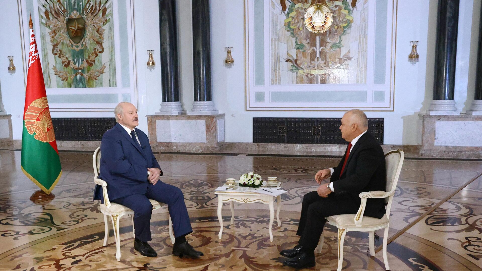  El presidente bielorruso, Alexandr Lukashenko, y el director general del grupo mediático Rossiya Segodnya, Dmitri Kiseliov - Sputnik Mundo, 1920, 01.12.2021