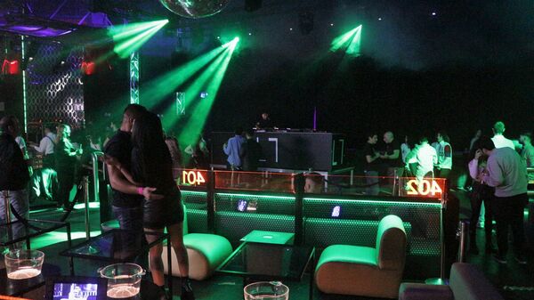 Una imagen de LABtheClub, discoteca de Madrid con pantallas para chatear entre mesas - Sputnik Mundo
