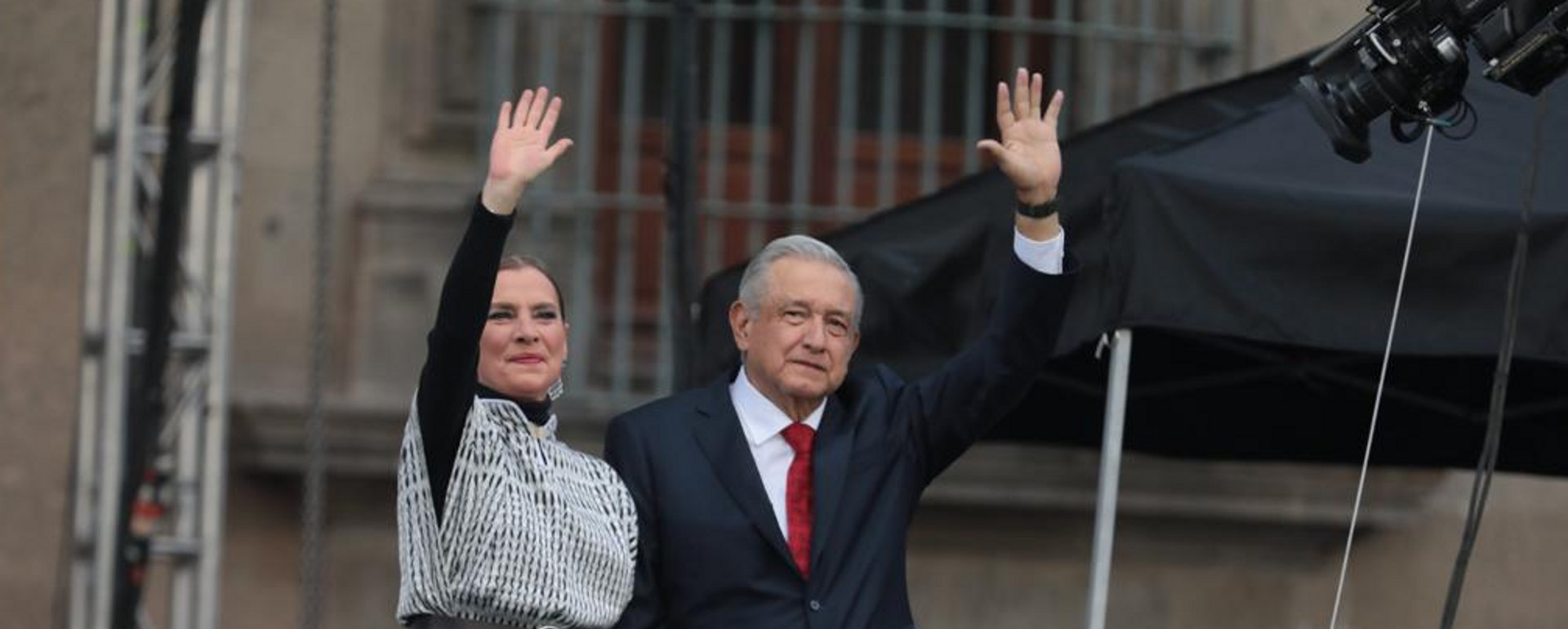 El presidente de México, Andrés Manuel López Obrador, con su esposa, Beatriz Gutiérrez Müller, durante su dicurso a la nación con motivo de tres años de su gobierno El presidente de México, Andrés Manuel López Obrador, con su esposa, Beatriz Gutiérrez Müller, durante su dicurso a la nación con motivo de tres años de su gobierno - Sputnik Mundo, 1920, 02.12.2021