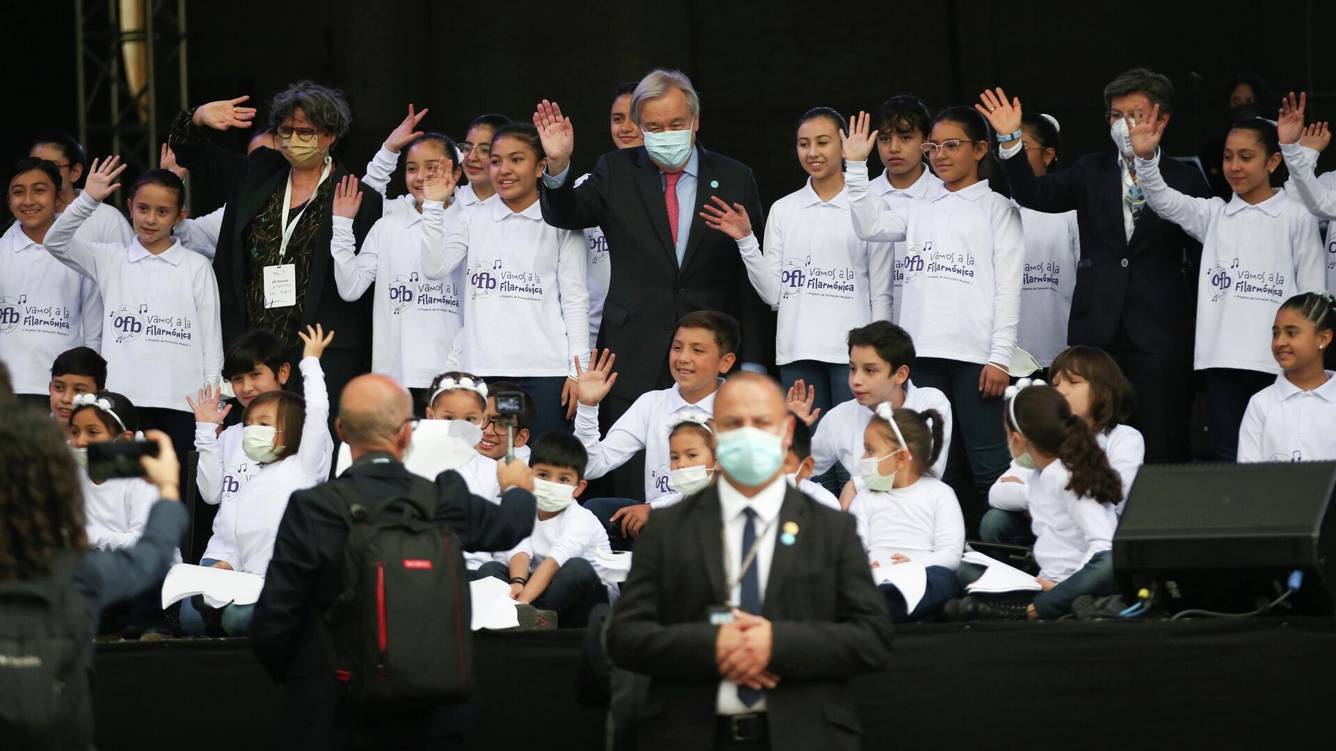 El secretario general de la ONU, Antonio Guterres, con un coro de niños durante un evento con motivo de la conmemoración del quinto aniversario desde la firma de un acuerdo de paz entre los rebeldes de las FARC y el Gobierno, en Bogotá, Colombia, el 24 de noviembre de 2021 - Sputnik Mundo, 1920, 02.12.2021