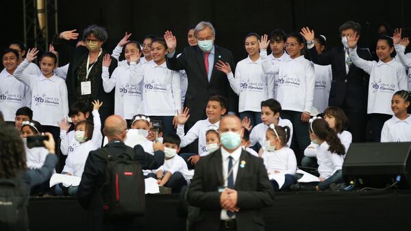 El secretario general de la ONU, Antonio Guterres, con un coro de niños durante un evento con motivo de la conmemoración del quinto aniversario desde la firma de un acuerdo de paz entre los rebeldes de las FARC y el Gobierno, en Bogotá, Colombia, el 24 de noviembre de 2021 - Sputnik Mundo