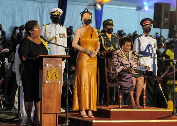 El 29 de noviembre, Barbados se convirtió en una república al completar la transición del poder de la corona británica a la nueva presidenta del país, Dame Sandra Mason. La célebre cantante y diseñadora de moda Rihanna fue nombrada heroína nacional del país caribeño. - Sputnik Mundo