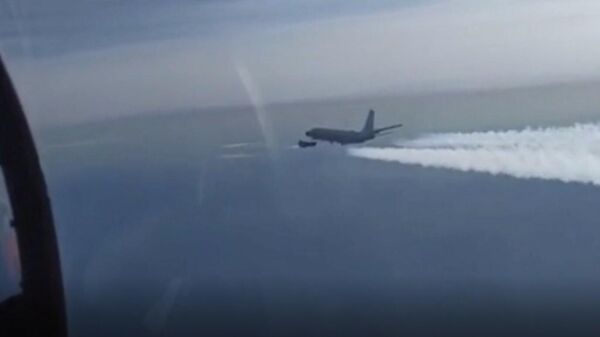 Cazas rusos escoltan a aviones espía de EEUU sobre el mar Negro - Sputnik Mundo