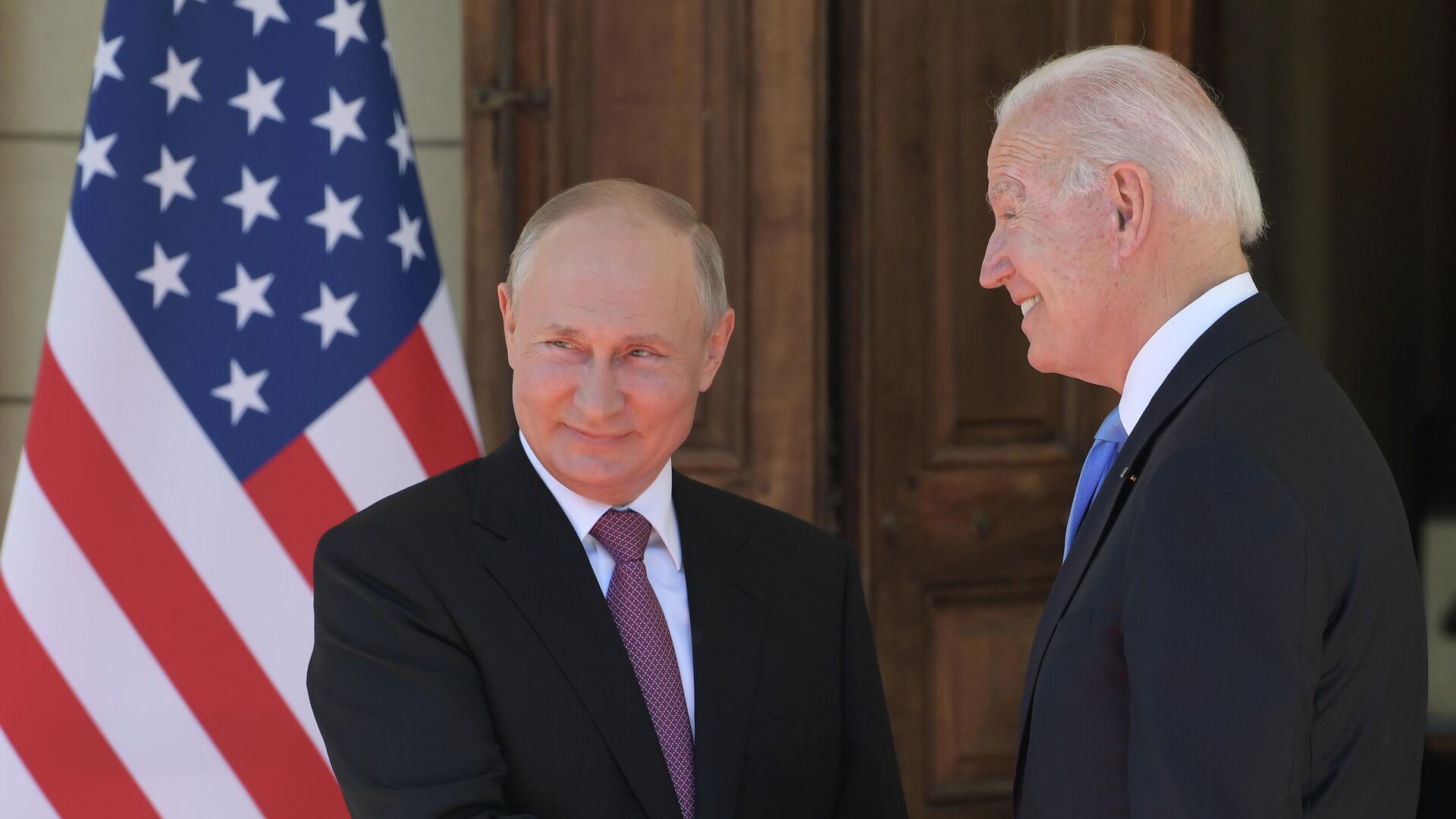 Vladímir Putin, presidente de Rusia, y Joe Biden, presidente de EEUU - Sputnik Mundo, 1920, 14.12.2021