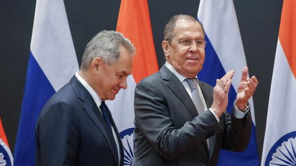 El ministro de Defensa ruso, Serguéi Shoigú, y el canciller ruso, Serguéi Lavrov, en la India - Sputnik Mundo