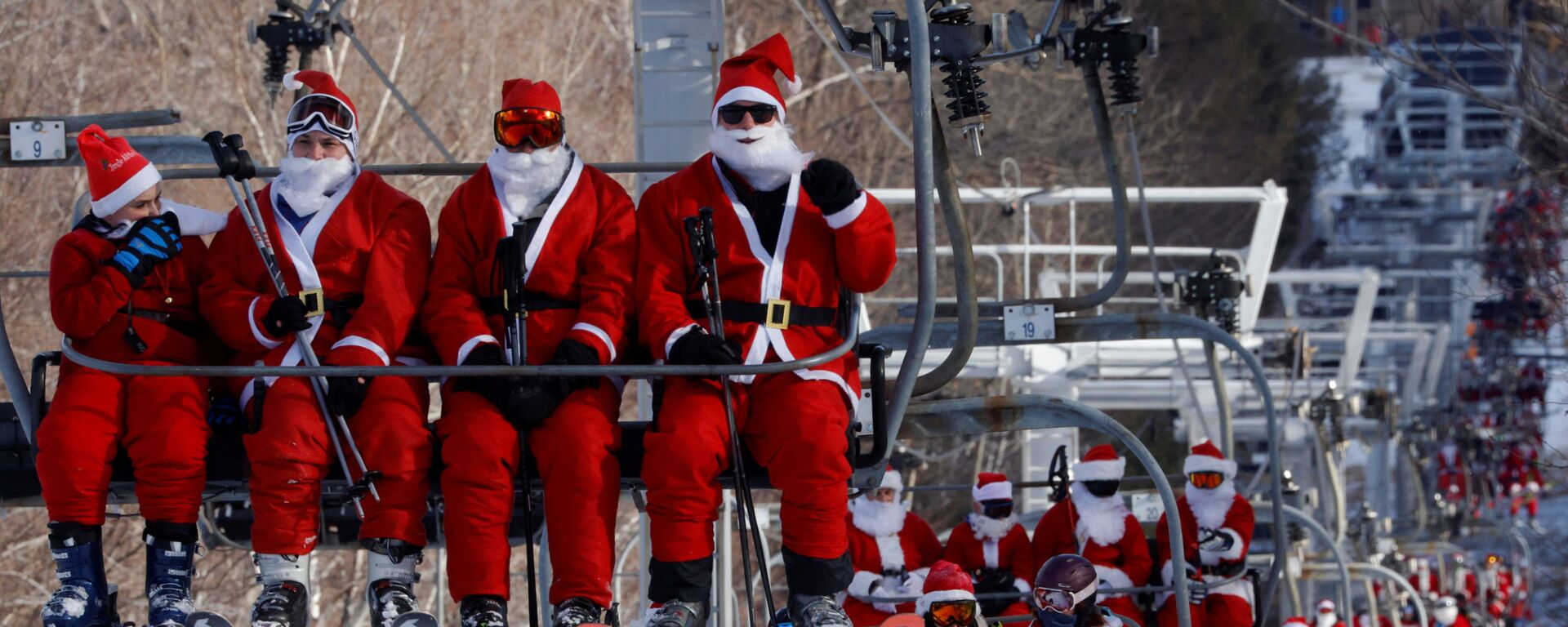 Лыжники в костюмах Санта-Клауса едут на подъемниках, чтобы принять участие в  в Вефиле, штат Мэн, США  - Sputnik Mundo, 1920, 06.12.2021