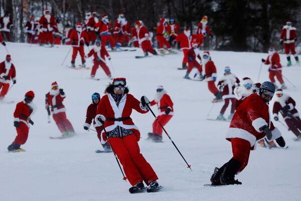 Unos doscientos esquiadores disfrazados de Papá Noel esquiaron y practicaron snowboard en la estación de esquí de Sunday River, cerca de Bethel (Maine, EEUU), en el marco del &#x27;Domingo de Papá Noel&#x27;, un evento de carácter benéfico. - Sputnik Mundo