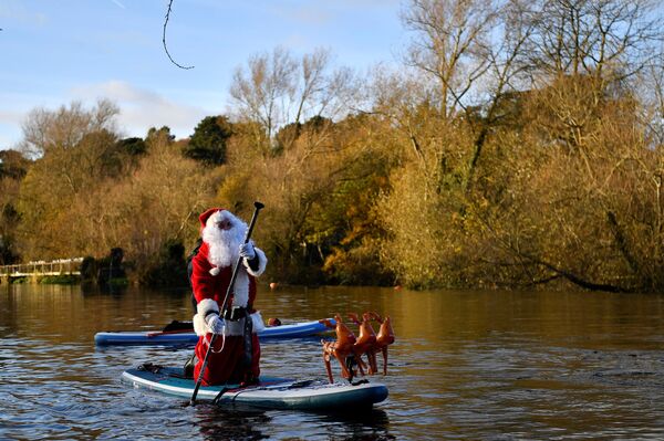 Un Papá Noel navegando en el río Liffey de Dublín (Irlanda). - Sputnik Mundo