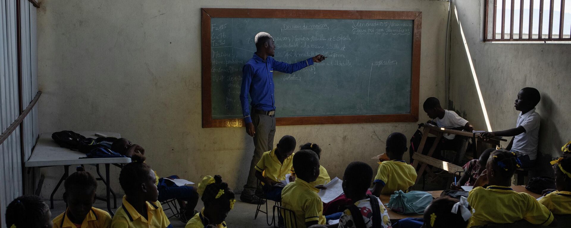 Un maestro imparte clases para los alumnos en la Escuela St Mary de Famille Kizito ubicada en Cite Soleil, Port-au-Prince, Haití  - Sputnik Mundo, 1920, 07.12.2021
