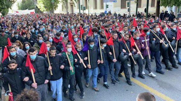 Las violentas protestas en las calles de Atenas y Salónica, Grecia, el 6 de diciembre de 2021 - Sputnik Mundo