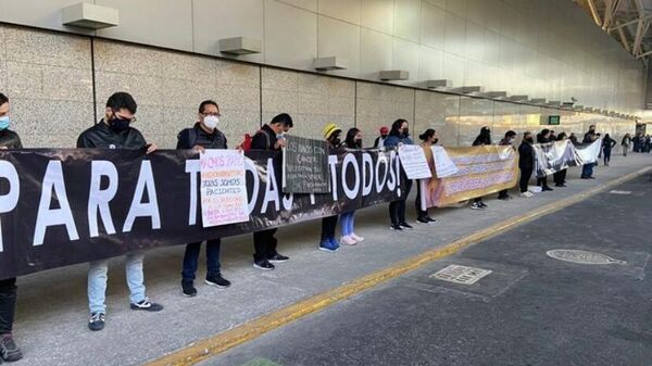 Padres de niños con cáncer protestan en el AICM de Ciudad de México.  - Sputnik Mundo