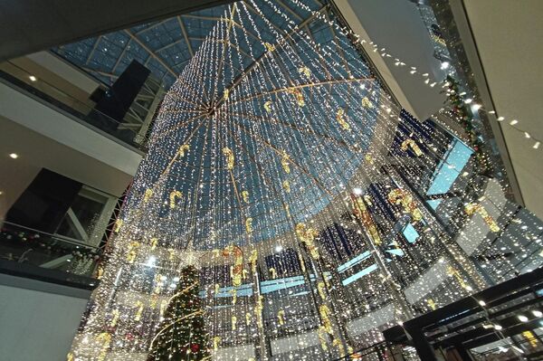 Decoración navideña en el Centro Comercial Mall Plaza, en el sur de Bogotá - Sputnik Mundo