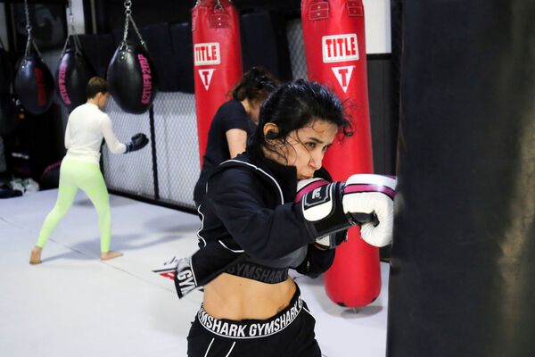 Los clubs de lucha para mujeres son cada vez más populares en Arabia Saudí. Los entrenadores enseñan a sus clientes técnicas de defensa personal.En la foto: una joven en un club de lucha en Riad. - Sputnik Mundo