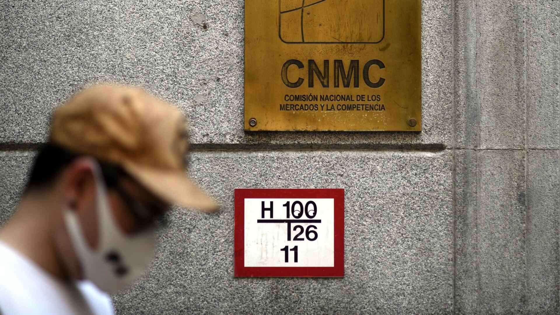 Un hombre pasa por el edificio de la CNMC, en Madrid (España), a 29 de julio de 2020. - Sputnik Mundo, 1920, 09.12.2021