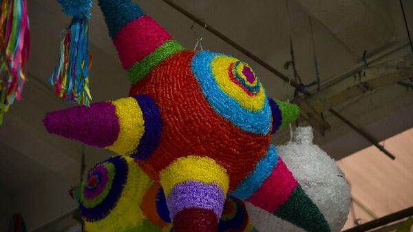 La coloridas piñatas son una tradición en México  - Sputnik Mundo