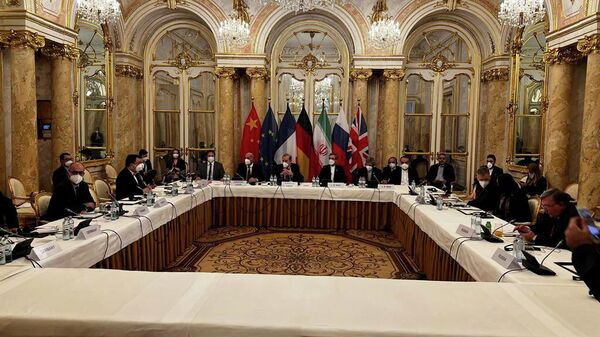 El secretario general adjunto del Servicio Europeo de Acción Exterior (SEAE), Enrique Mora, y el principal negociador nuclear de Irán, Ali Bagheri Kani, con delegaciones esperan el inicio de una reunión de la Comisión Conjunta del JCPOA en Viena, Austria, el 9 de diciembre de 2021 - Sputnik Mundo