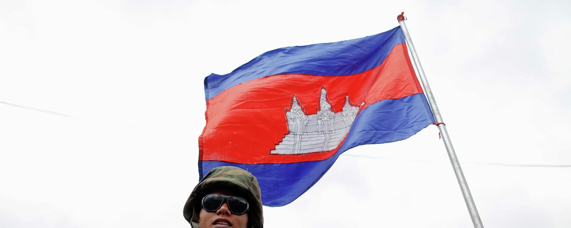 Un militar de Camboya enfrente de la bandera - Sputnik Mundo, 1920, 10.12.2021