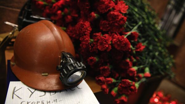 Flores, velas y un casco de minero en memoria de los muertos en la mina Listvyazhnaya - Sputnik Mundo