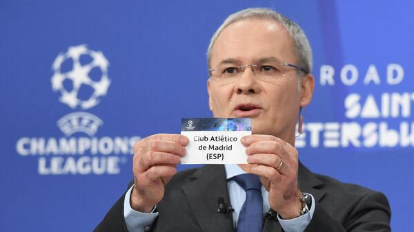 El secretario adjunto de la UEFA y exentrenador, Giorgio Marchetti, sostiene la papeleta del Atlético de Madrid - Sputnik Mundo