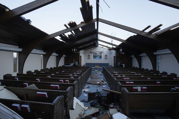 Más de 200.000 personas siguen sin electricidad ni agua. En la foto: Una iglesia destruida por el tornado en Mayfield, Kentucky. - Sputnik Mundo