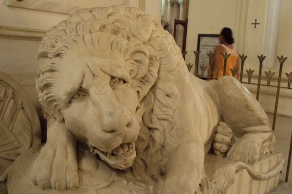 El león doliente, en la tumba de Rubén Darío - Sputnik Mundo