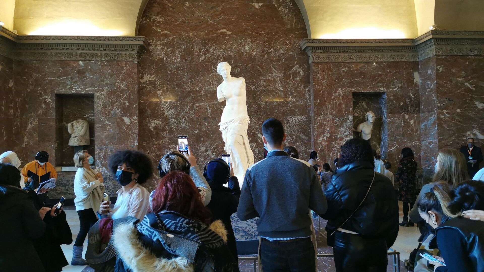 Turistas frente a la 'Venus' de Milo (Museo del Louvre, París) - Sputnik Mundo, 1920, 15.12.2021