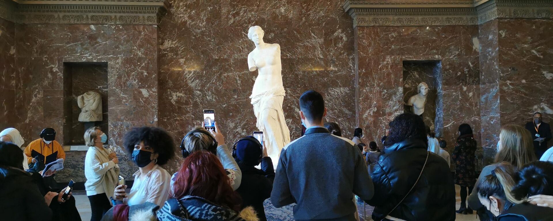 Turistas frente a la 'Venus' de Milo (Museo del Louvre, París) - Sputnik Mundo, 1920, 09.06.2022