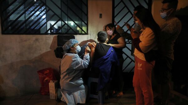 La vacunación en Lima - Sputnik Mundo