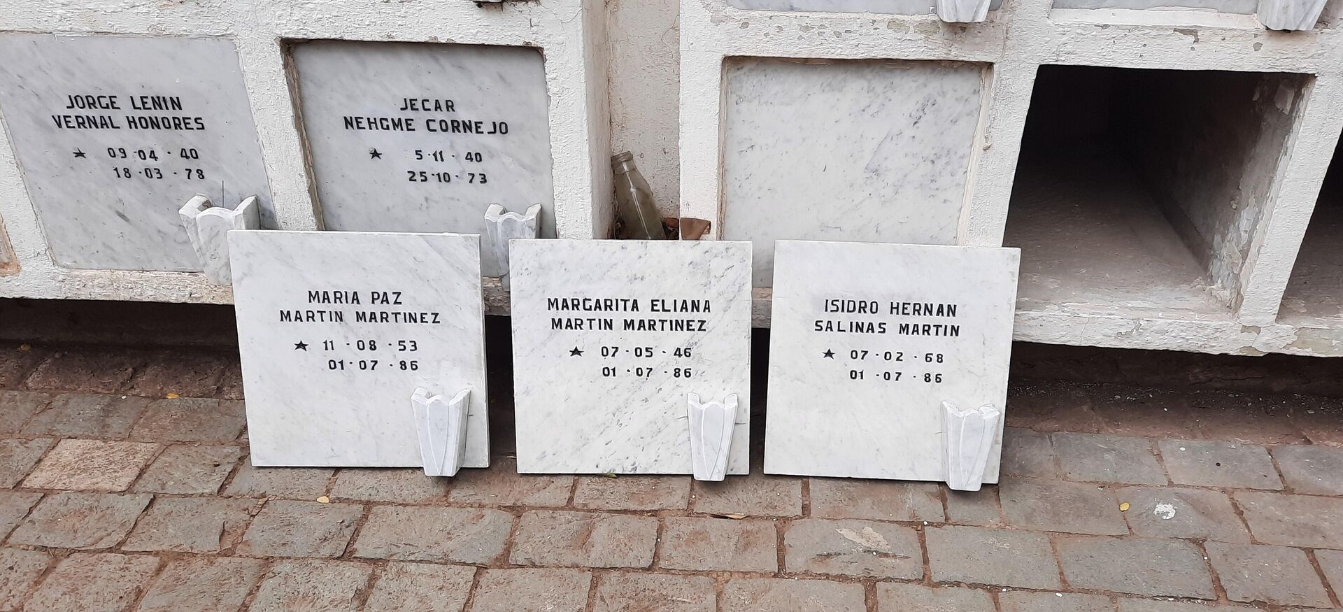 Lápidas de los tres asesinados a los pies del memorial de los Ejecutados políticos en el Cementerio General - Sputnik Mundo, 1920, 15.12.2021