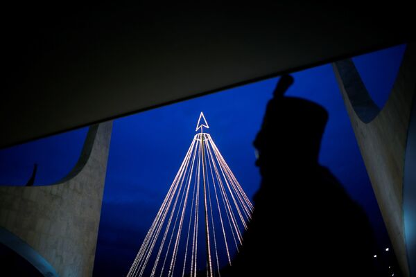 Un miembro de la Guardia Presidencial frente al árbol de Navidad en el exterior del Palacio del Planalto en Brasilia, Brasil. - Sputnik Mundo