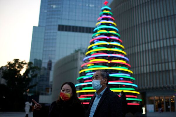 Un árbol de Navidad hecho con aros de luz en el exterior de un centro comercial de Shanghai. - Sputnik Mundo