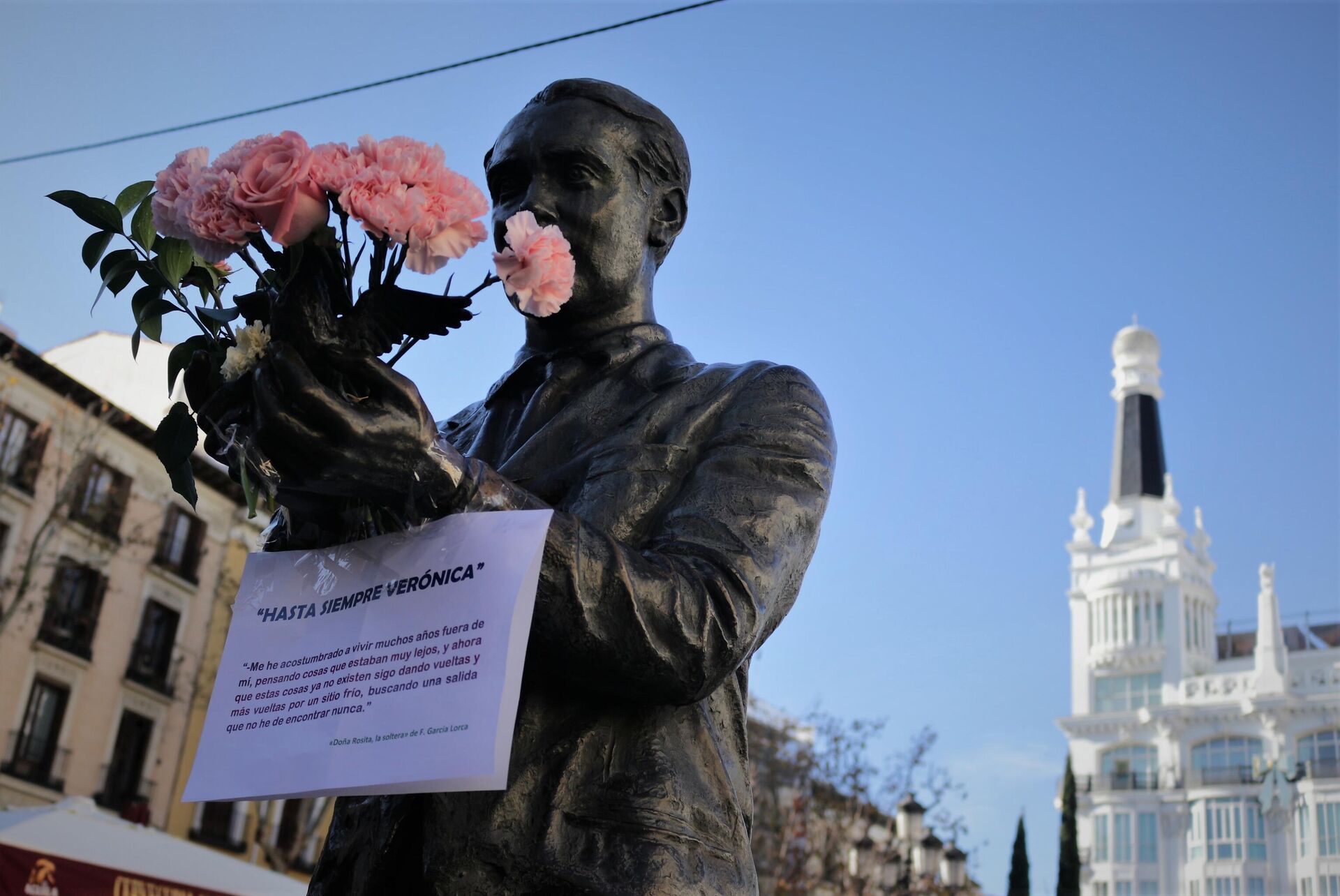 Escultura de Federico García Lorca enfrente del Teatro Español de Madrid, con rosas y un texto en homenaje a Verónica Forqué - Sputnik Mundo, 1920, 15.12.2021