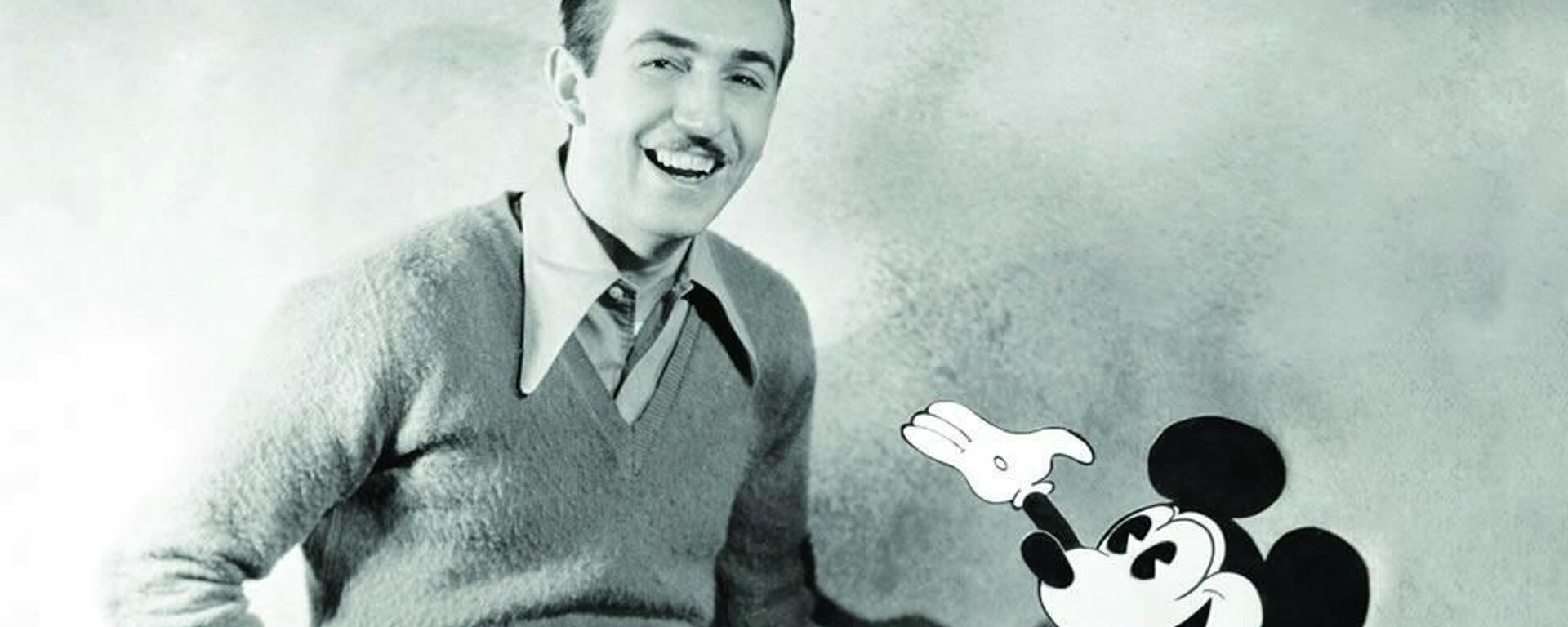 Walt Disney y su personaje estrella: Mickey Mouse.  - Sputnik Mundo, 1920, 15.12.2021