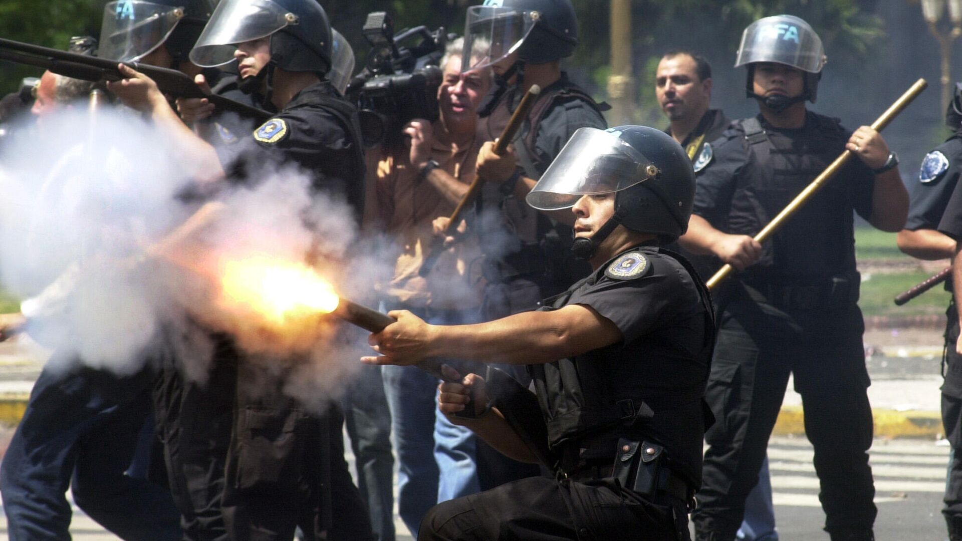 Policía argentina reprime a manifestantes durante el estallido de diciembre de 2001 - Sputnik Mundo, 1920, 18.12.2021