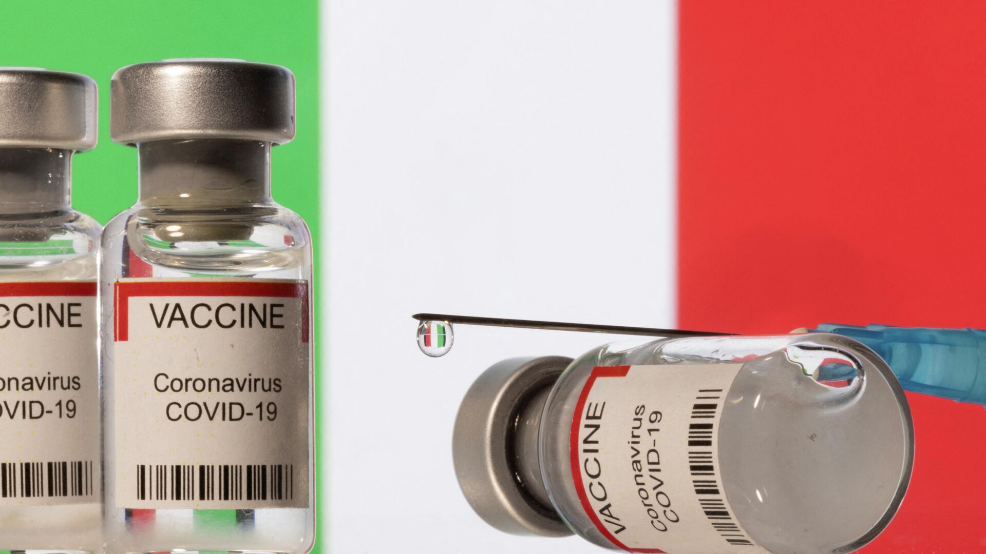 Vacunas con la bandera italiana - Sputnik Mundo, 1920, 16.12.2021