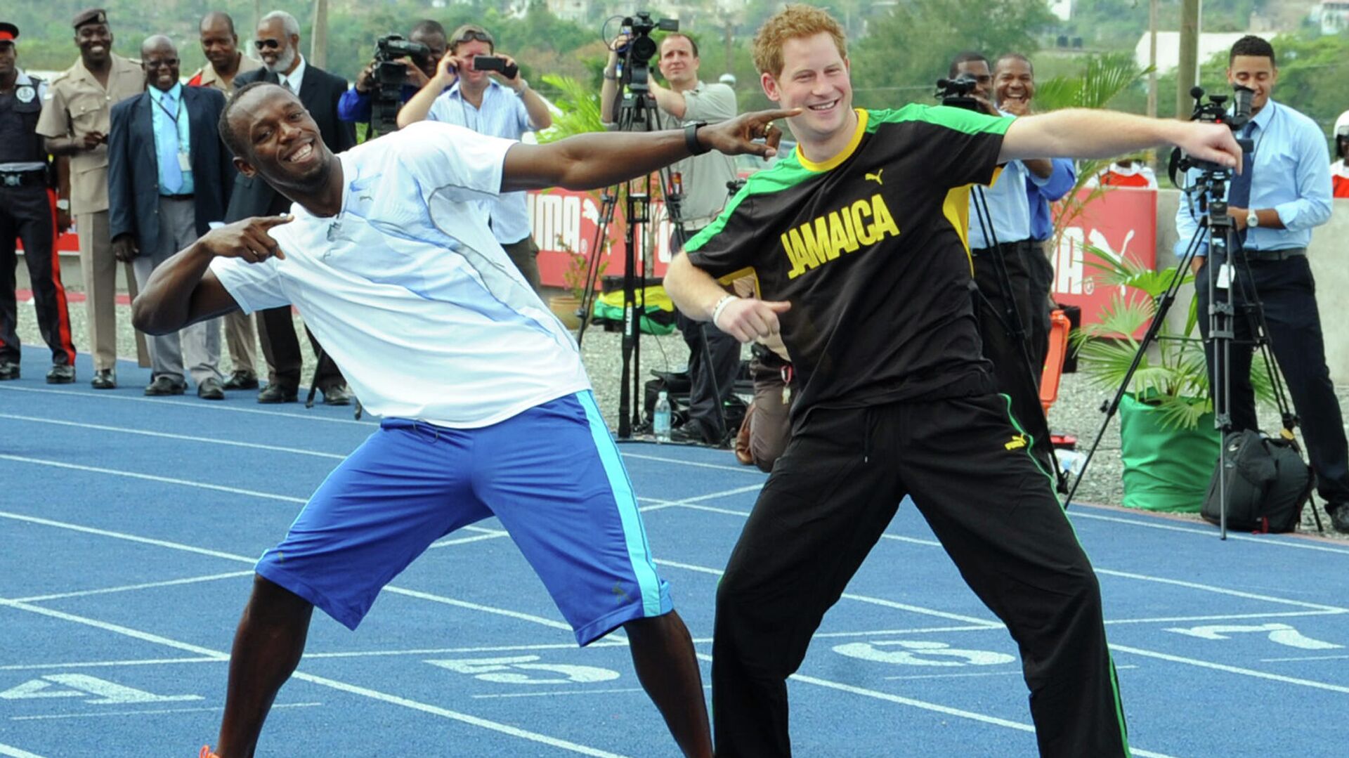 Usain Bolt junto al príncipe Harry en 2012 - Sputnik Mundo, 1920, 17.12.2021