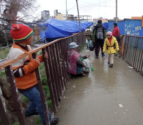 La ciudad de El Alto también recibe a familias de áreas rurales que llegan por estas semanas para mendigar. Durante 2020, en Bolivia la pobreza moderada aumentó de 31,1% a 37,5%; y la pobreza extrema de 12,1% a 14,7%, según datos de la Comisión Económica para América Latina y el Caribe (CEPAL). - Sputnik Mundo