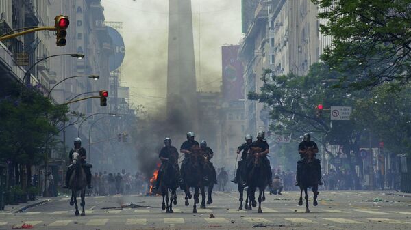 La Policía argentina reprime las manifestaciones del estallido de diciembre de 2001 - Sputnik Mundo