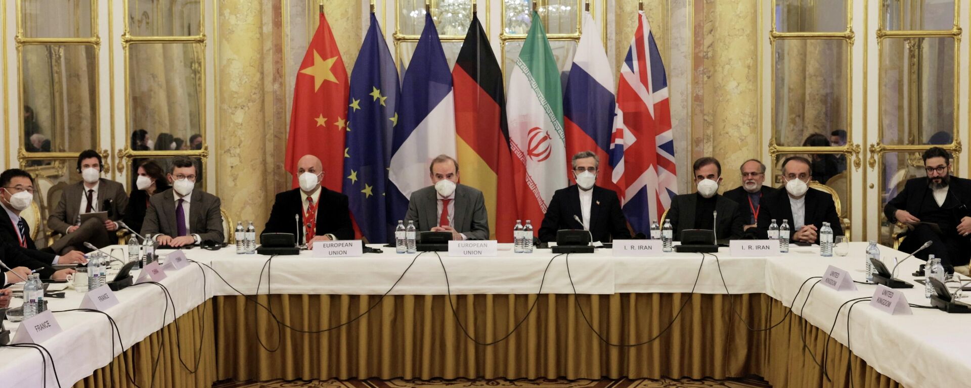 El Secretario General Adjunto del Servicio Europeo de Acción Exterior (SEAE), Enrique Mora, el negociador nuclear jefe de Irán, Ali Bagheri Kani, y delegaciones, en espera del inicio de una reunión de la Comisión Conjunta del JCPOA en Viena, Austria, el 17 de diciembre de 2021 - Sputnik Mundo, 1920, 18.12.2021