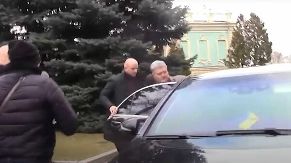 El expresidente de Ucrania, Petro Poroshenko, se fuga de los agentes que le intentan entregar un auto de comparecencia - Sputnik Mundo