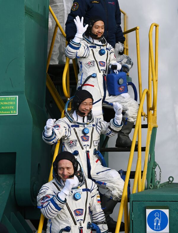 Los miembros de la tripulación principal de la vigésima misión de Roscosmos a la Estación Espacial Internacional (EEI): el cosmonauta ruso Alexandr Misurkin y los turistas espaciales Yusaku Maezawa y Yozo Hirano (de abajo hacia arriba), momentos antes de su viaje espacial a bordo del cohete ruso Soyuz MS-20 desde el cosmódromo de Baikonur, el 8 de diciembre. - Sputnik Mundo