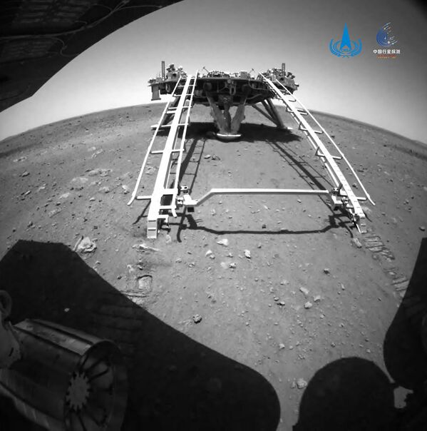 El rover chino Zhurong en lasuperficie de Marte, el 22 de mayo. - Sputnik Mundo