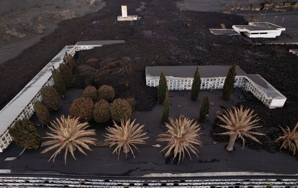 Una vista aérea del cementerio lleno de cenizas volcánicas en la isla de La Palma. - Sputnik Mundo