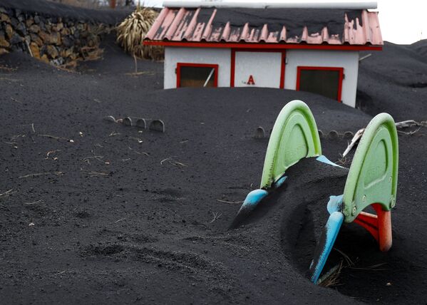 Un patio lleno de cenizas volcánicas en una zona residencial en la isla de La Palma. - Sputnik Mundo