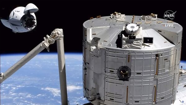 La nave espacial SpaceX CrewDragon cercade la EEI el 24 de abril. - Sputnik Mundo