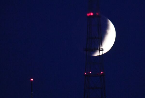 Un eclipse lunar en Vladivostok (Rusia), el 19 de noviembre. - Sputnik Mundo