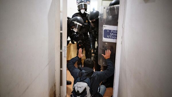 La Policía Nacional detiene a una persona en su casa (imagen referencial) - Sputnik Mundo