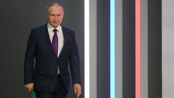 El presidente de Rusia, Vladímir Putin, en una rueda de prensa - Sputnik Mundo