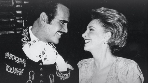 Vicente Fernández junto a su esposa, María del Refugio Abarca Villaseñor (Doña Cuquita), foto de archivo - Sputnik Mundo