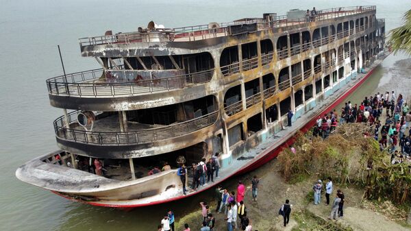 Las consecuencias de un incendio a bordo de un barco en el sur de Bangladés, el 24 de diciembre de 2021 - Sputnik Mundo